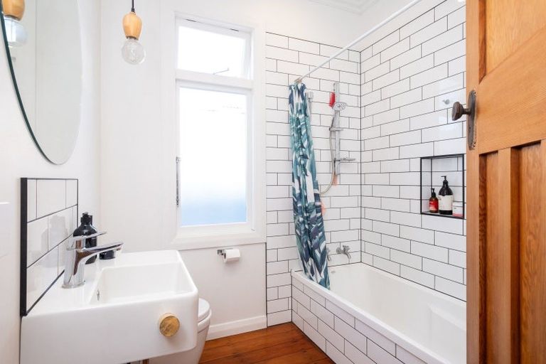 Photo of property in 111 Duchess Crescent, Mayfair, Hastings, 4122