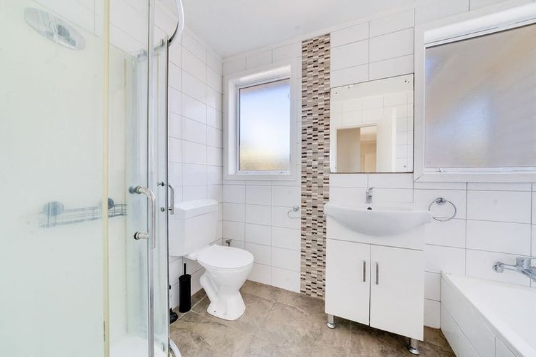 Photo of property in 28 Middlemore Crescent, Papatoetoe, Auckland, 2025