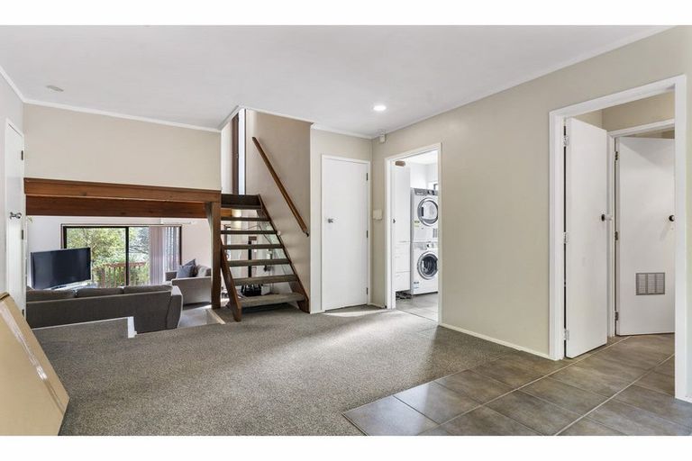 Photo of property in 19 Palmetto Place, Goodwood Heights, Auckland, 2105