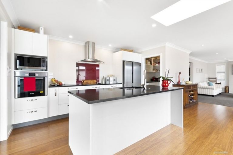 Photo of property in 8 Piper Way, Newlands, Wellington, 6037