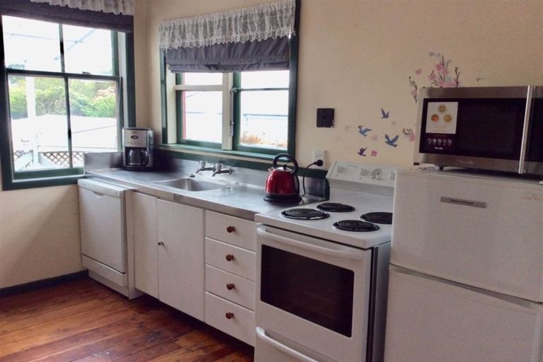 Photo of property in 6 Paraekaretu Street, Hunterville, 4730