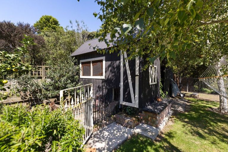 Photo of property in 33 Royal Oak Drive, Kelvin Grove, Palmerston North, 4414