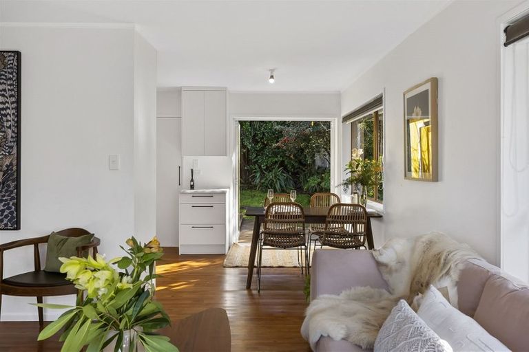 Photo of property in 2/25 Mannering Place, Hillcrest, Auckland, 0627