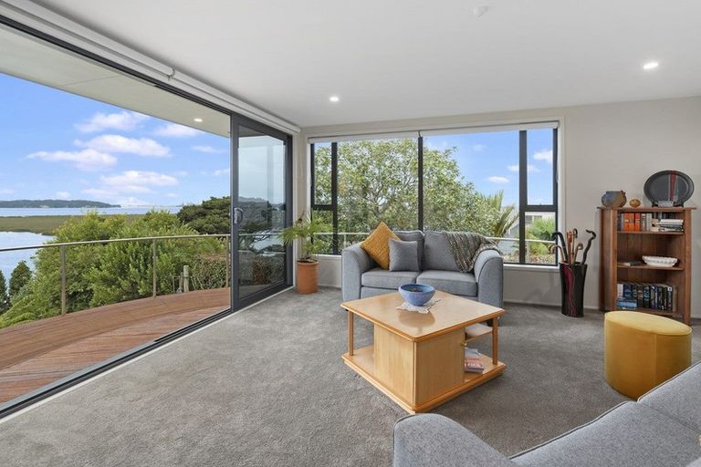 Photo of property in 187 West Harbour Drive, West Harbour, Auckland, 0618