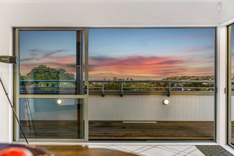 Photo of property in 2/24 Carlisle Road, Browns Bay, Auckland, 0630