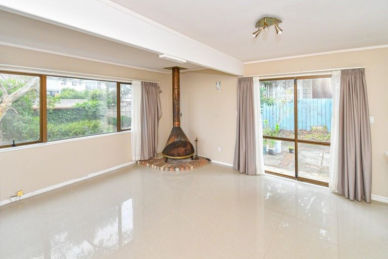 Photo of property in 20 Ganymede Place, Half Moon Bay, Auckland, 2012