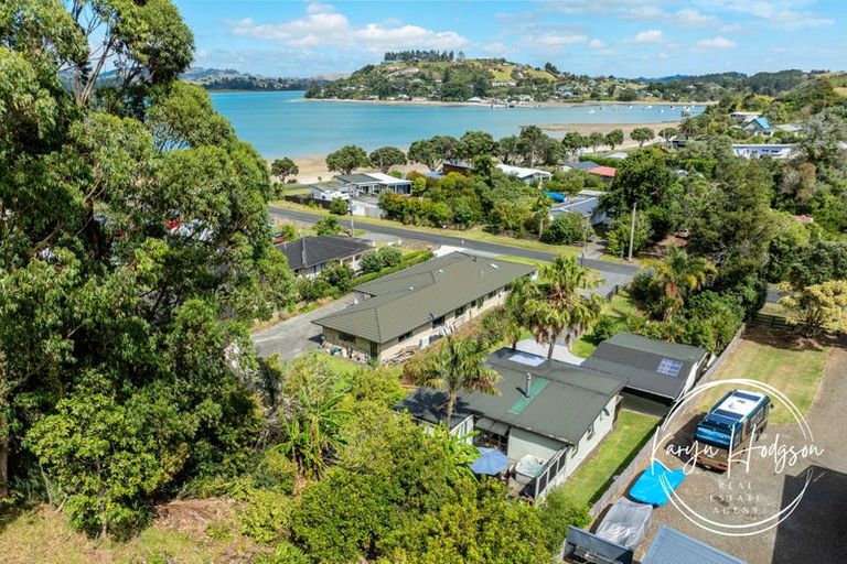 Photo of property in 10 Regent Street, Whakapirau, Maungaturoto, 0583