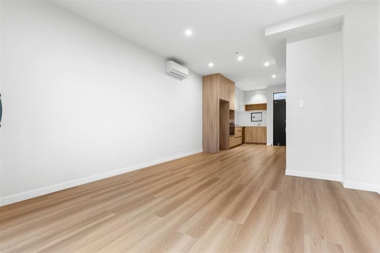 Photo of property in 27 Kuaha Road, Massey, Auckland, 0614