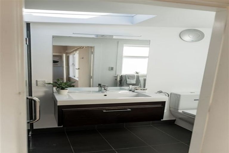 Photo of property in 35 Pukatea Street, Eastbourne, Lower Hutt, 5013