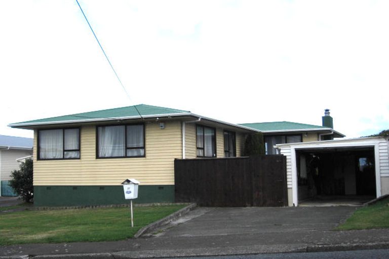 Photo of property in 27 Cotswold Crescent, Newlands, Wellington, 6037