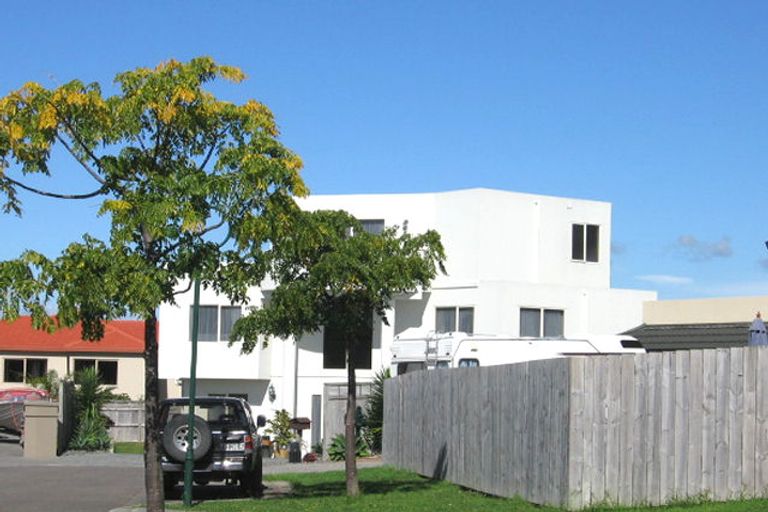 Photo of property in 13 Tollana Road, Te Atatu Peninsula, Auckland, 0610