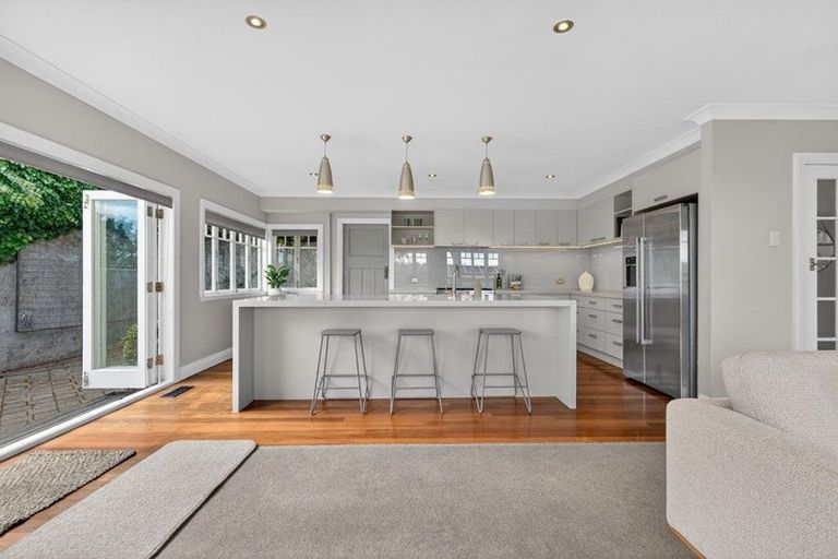 Photo of property in 49 Tio Tio Road, Miramar, Wellington, 6022