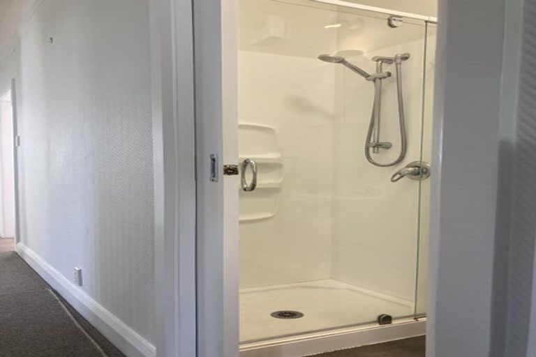 Photo of property in 17 Queens Drive, Kilbirnie, Wellington, 6022