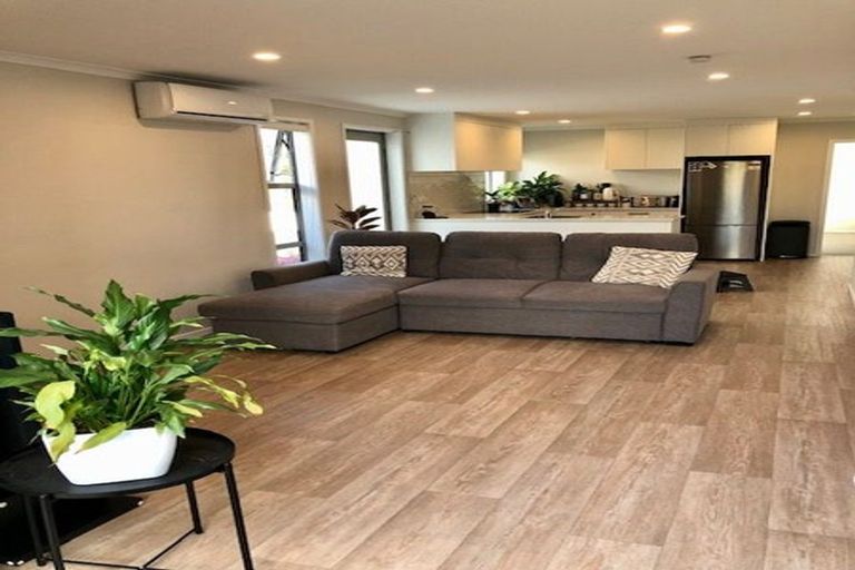 Photo of property in 1a Pavola Grove, Glenfield, Auckland, 0629