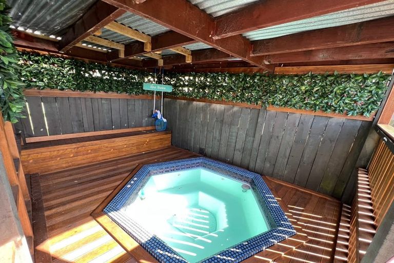 Photo of property in 94 Triangle Road, Massey, Auckland, 0614