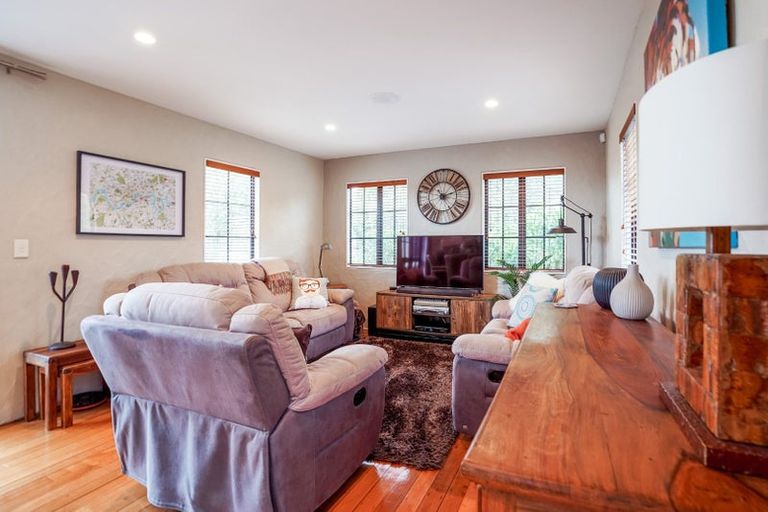 Photo of property in 16 La Lena Grove, Fitzherbert, Palmerston North, 4410