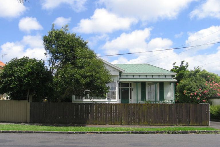 Photo of property in 1 Momona Road, Greenlane, Auckland, 1051