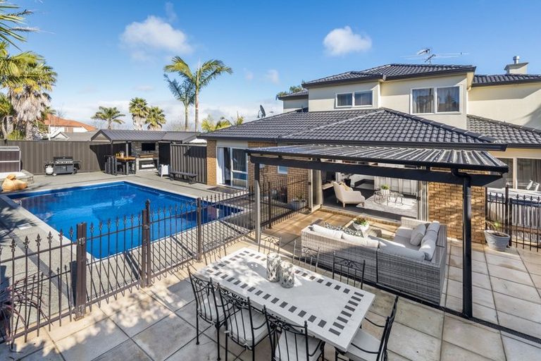 Photo of property in 2 Canonbie Place, East Tamaki Heights, Auckland, 2016