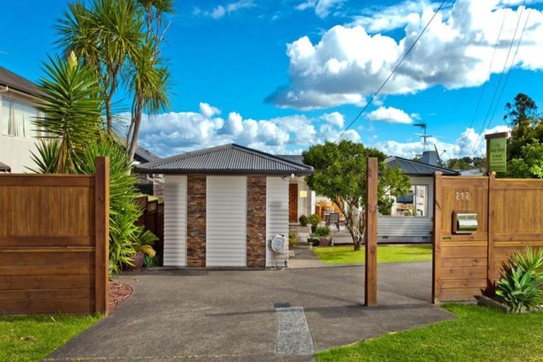 Photo of property in 212 East Coast Road, Forrest Hill, Auckland, 0620