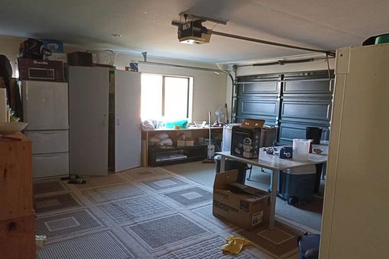 Photo of property in 12 Gunner Drive, Te Atatu Peninsula, Auckland, 0610