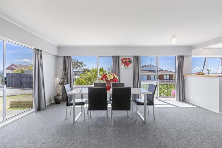 Photo of property in 1/12 Lydford Place, Glendene, Auckland, 0602