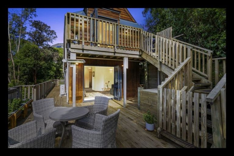 Photo of property in 32 Silverstream Road, Crofton Downs, Wellington, 6035