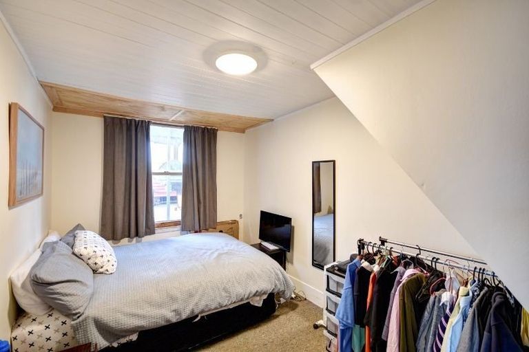 Photo of property in Elm Lodge Backpackers, 74 Elm Row, Dunedin Central, Dunedin, 9016