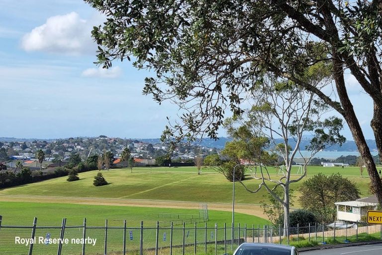 Photo of property in 3/100 Royal Road, Massey, Auckland, 0614