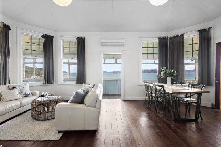 Photo of property in 35 Ferry Road, Days Bay, Lower Hutt, 5013