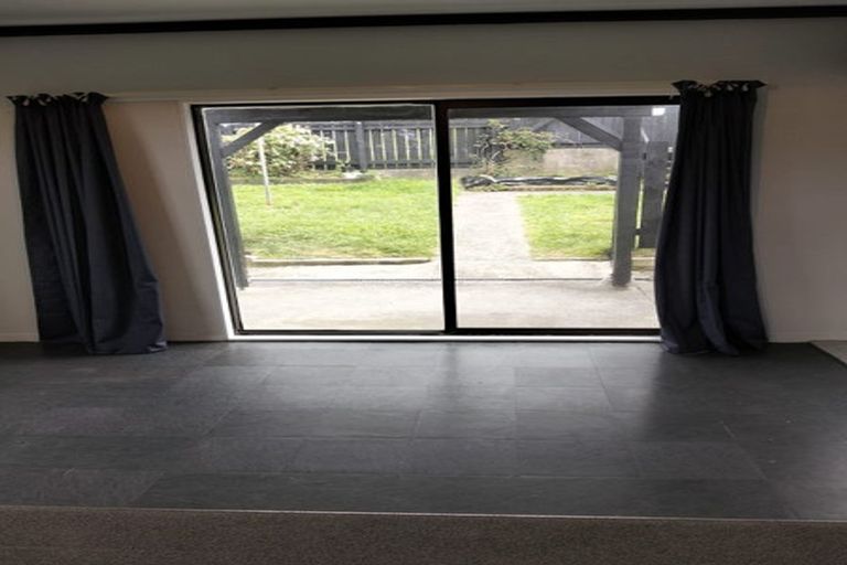 Photo of property in 112 Akaroa Drive, Maupuia, Wellington, 6022