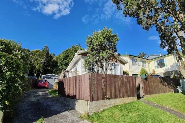 Photo of property in 72 Stewart Drive, Newlands, Wellington, 6037
