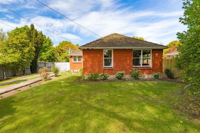 Photo of property in 33 Guildford Street, Burnside, Christchurch, 8053