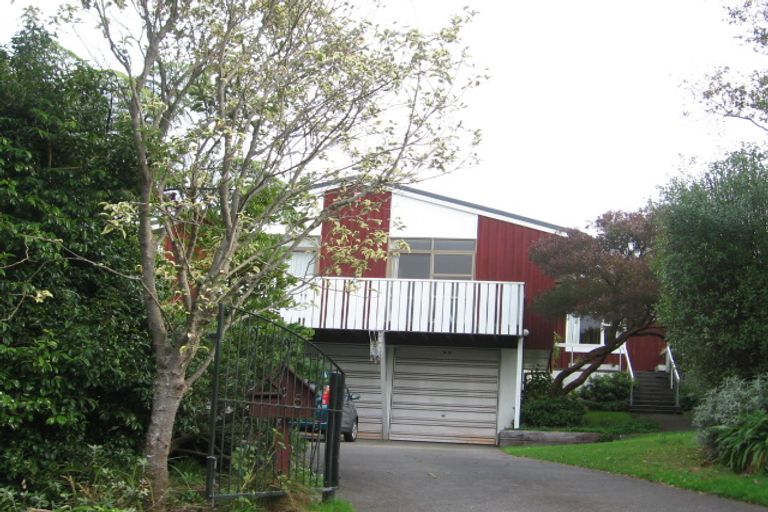 Photo of property in 5 Lane Crescent, Tawa, Wellington, 5028