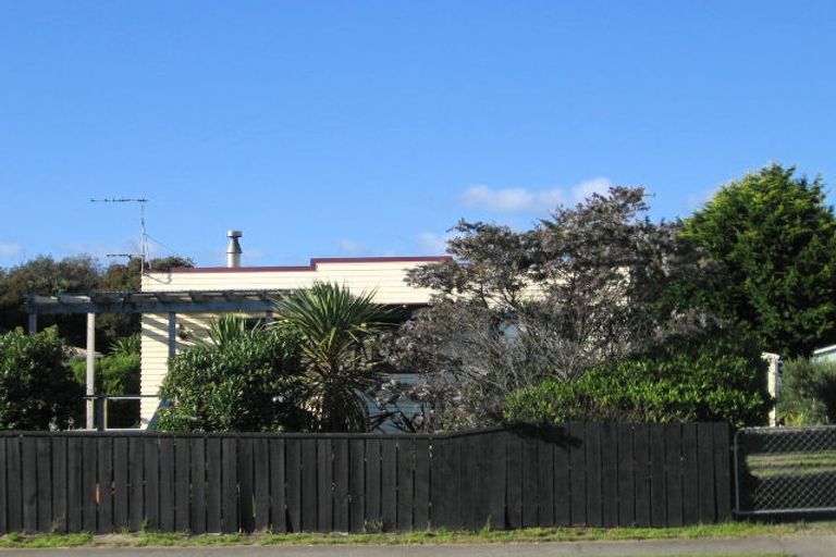 Photo of property in 98 Queens Road, Waikanae Beach, Waikanae, 5036