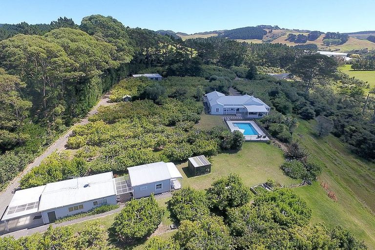 Photo of property in 940 South Head Road, South Head, Helensville, 0874