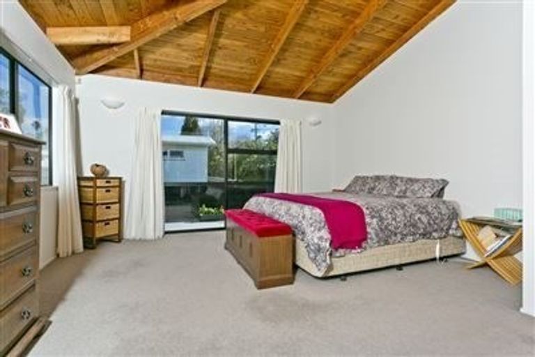 Photo of property in 2/182 Queen Street, Northcote Point, Auckland, 0627