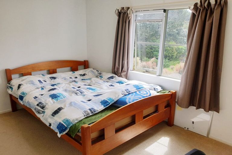 Photo of property in 15 Cayman Place, Unsworth Heights, Auckland, 0632