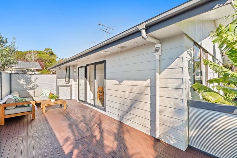 Photo of property in 1/26 Waiora Road, Stanmore Bay, Whangaparaoa, 0932