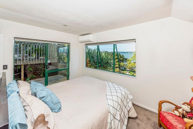 Photo of property in 215 West Harbour Drive, West Harbour, Auckland, 0618