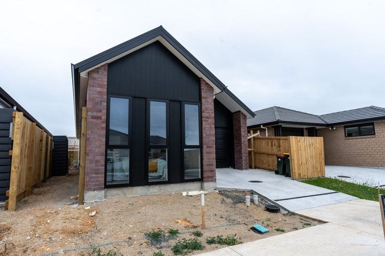 Photo of property in 23 Waruhia Crescent, Rototuna North, 3281