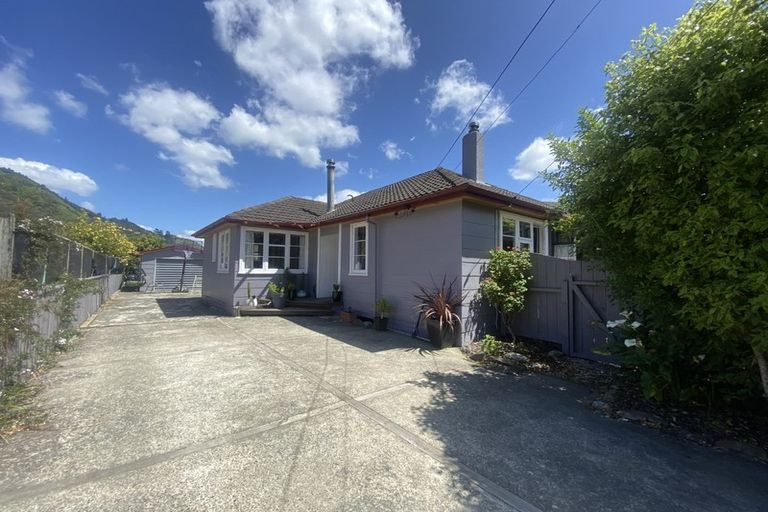 Photo of property in 27 Oxford Street, Picton, 7220