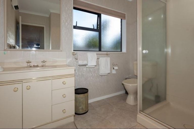 Photo of property in 8 Cranbrook Grove, Waikanae, 5036