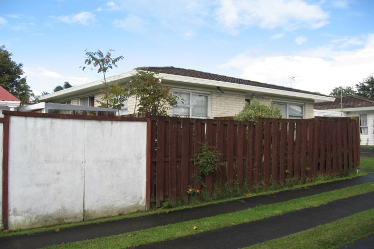 Photo of property in 2/7 Cairngorm Place, Highland Park, Auckland, 2010