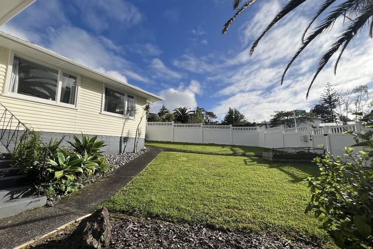 Photo of property in 25 Crompton Road, Massey, Auckland, 0614