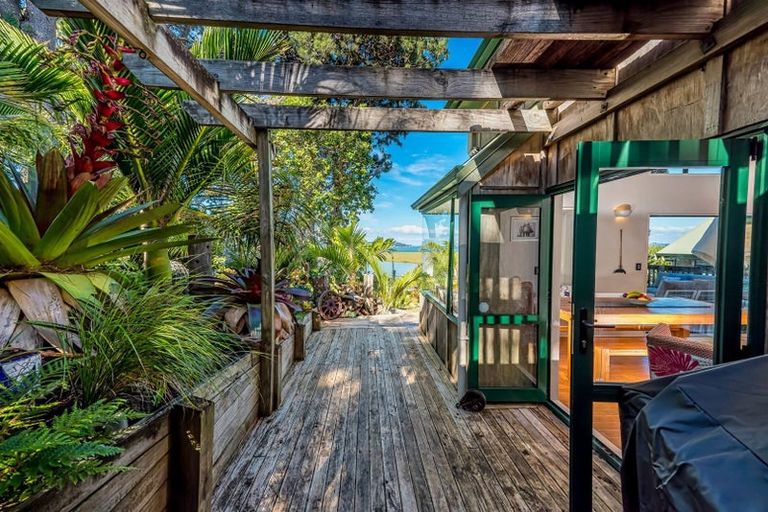 Photo of property in 215 West Harbour Drive, West Harbour, Auckland, 0618