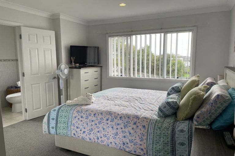 Photo of property in 3 Trelawn Place, Cockle Bay, Auckland, 2014