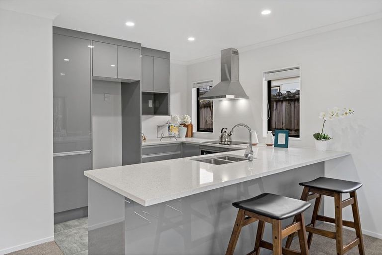 Photo of property in 10 Taatahi Street, Weymouth, Auckland, 2103