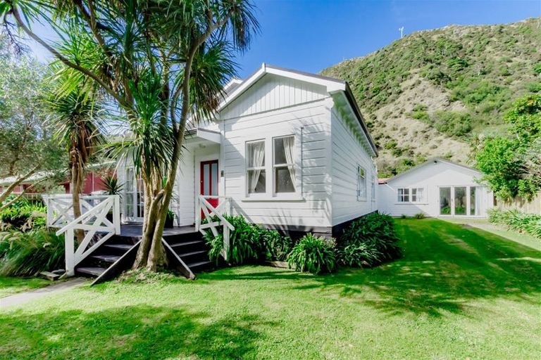 Photo of property in 10 Tilley Road, Paekakariki, 5034