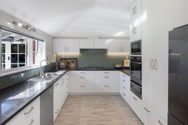 Photo of property in 180 Fendalton Road, Fendalton, Christchurch, 8052