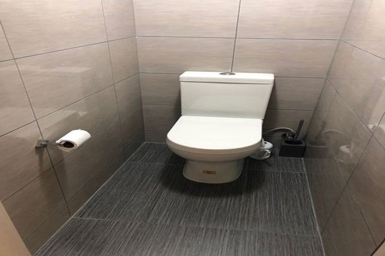 Photo of property in 2 Mediterranean Way, Goodwood Heights, Auckland, 2105